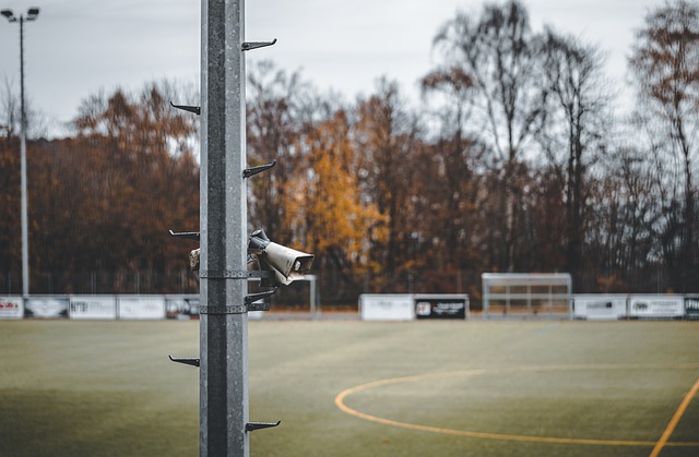 拉普拉塔大学生抗议阿足协新规，背身列队迎接联赛冠军罗萨里奥