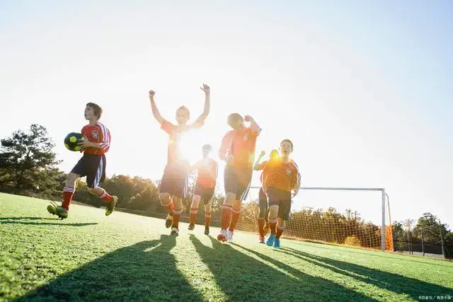 后卫破门后激情亲吻队徽，引球迷共鸣